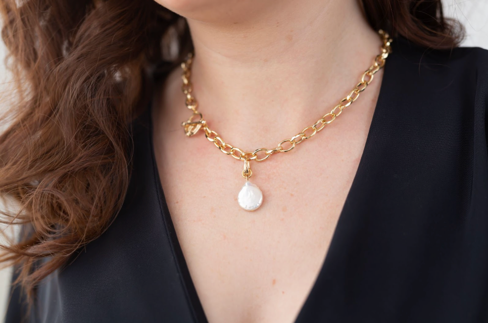How to Choose the Perfect Gold Pendant Necklace for Your Style