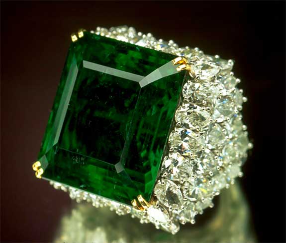 Chalk Emerald Ring Face