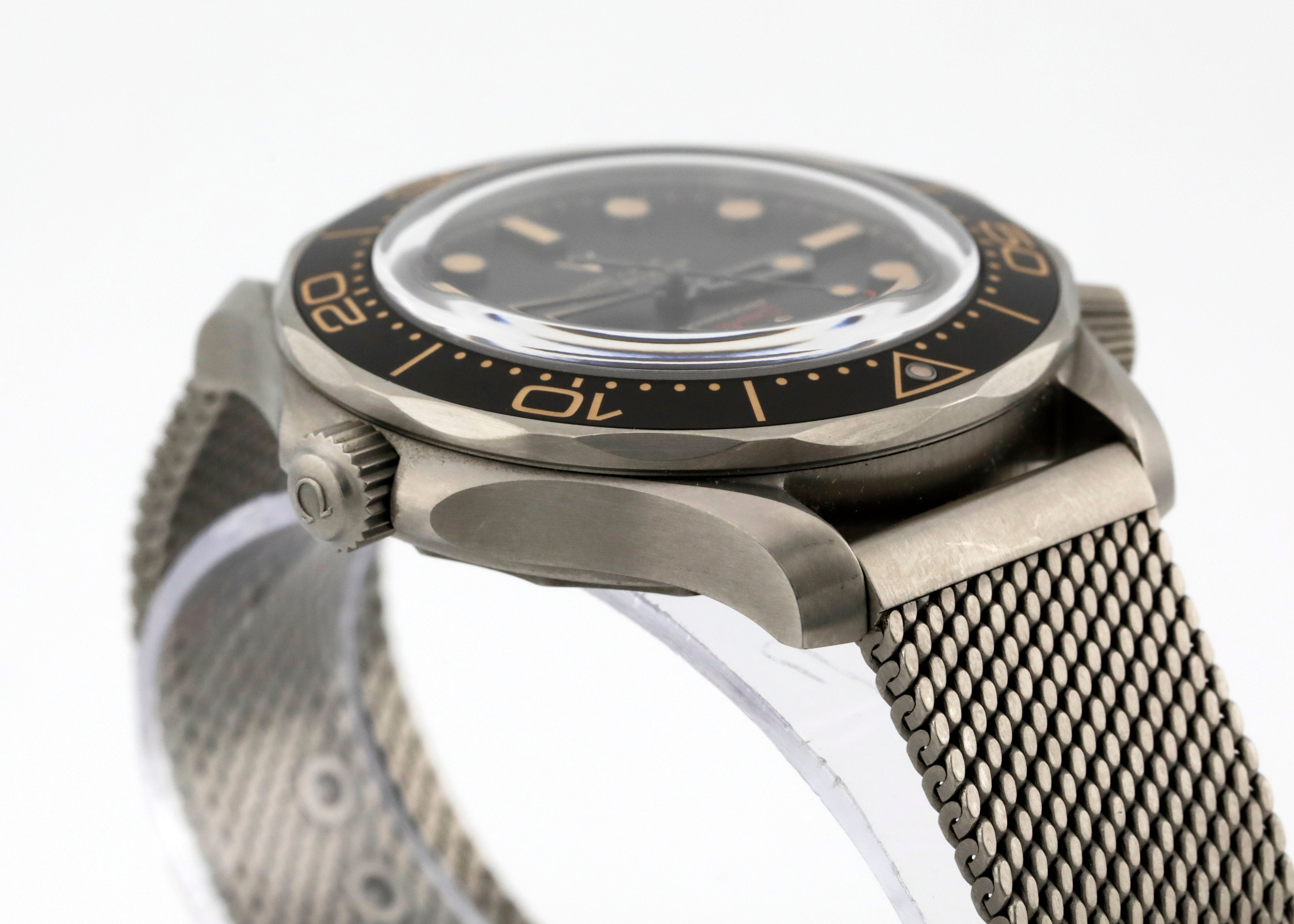Pre Owned Omega Seamaster Diver 300m 007 Edition ref. 21090422001001