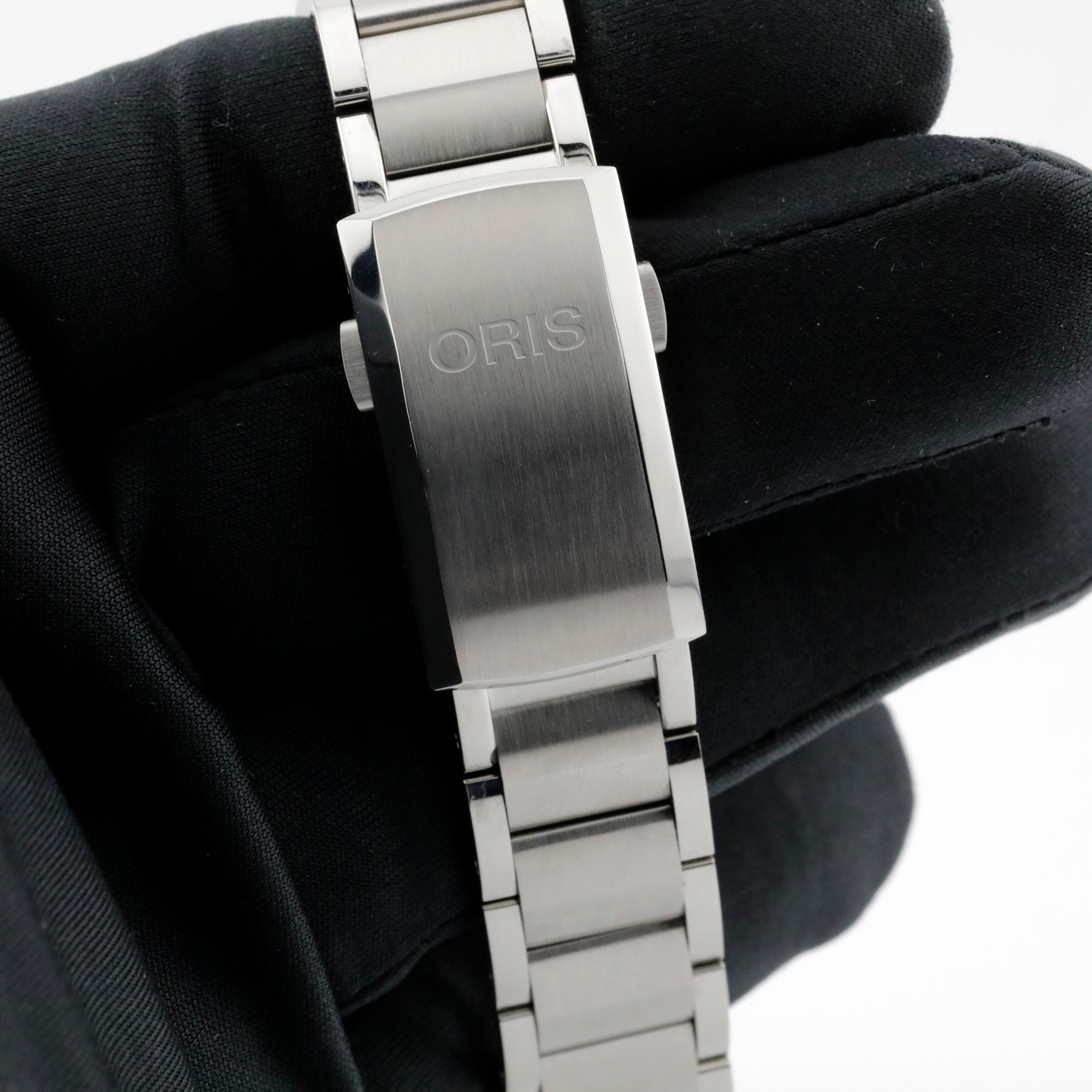 Pre-Owned Oris Aquis Date Taste of Summer ref. 01 733 7787 4137-07 8 22 04PEB